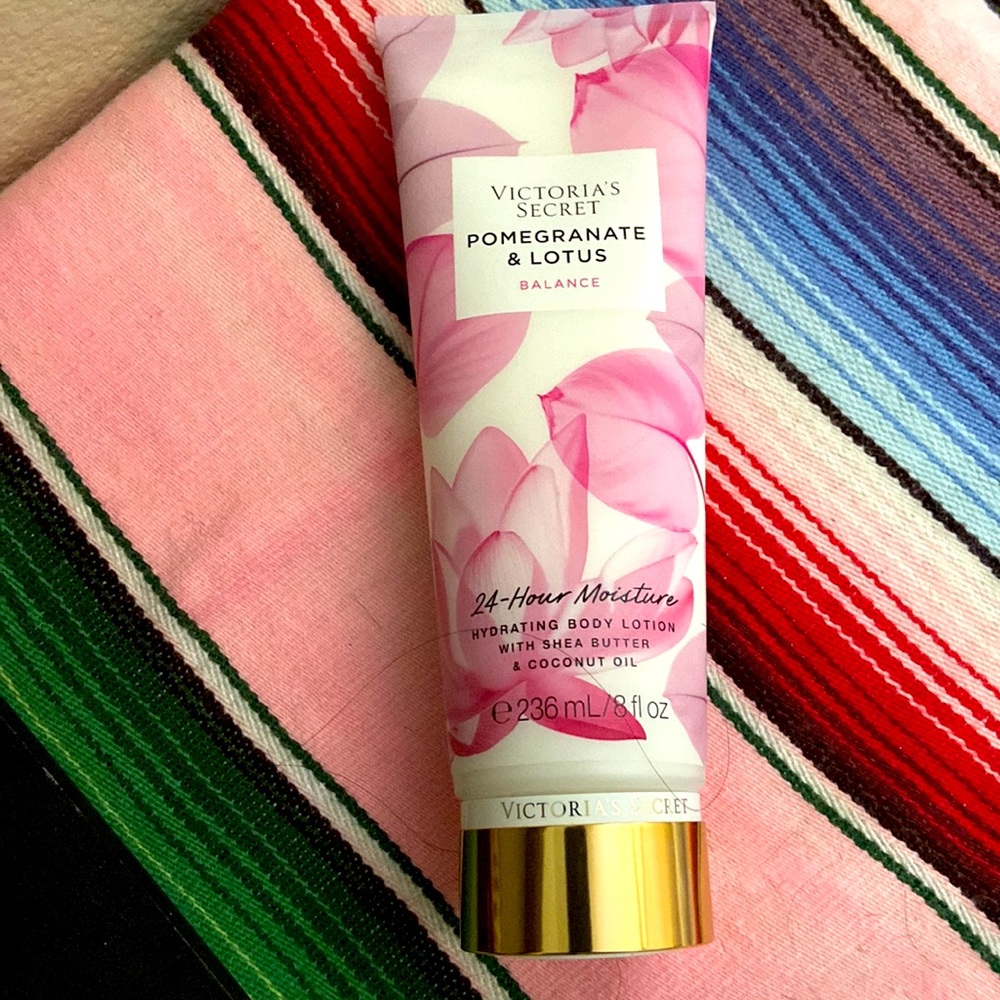 2/$20❤️❤️❤️Victoria’s Secret POMEGRANATE & LOTUS 24HourHYDRATING BODY Lotion
